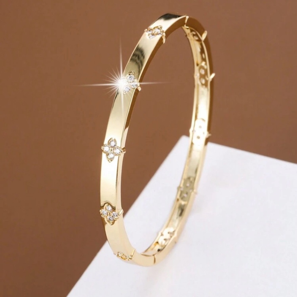 Elegant Gold Bamboo Pattern Bracelet